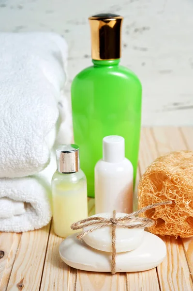 Koupelnové doplňky a bílý ručník. Mýdlo a krém. Beauty péče příslušenství pro koupel. — Stock fotografie