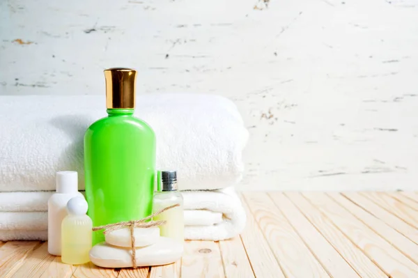 Mýdlo a kapalina. Šampon, sprchový Gel, krém. Ručníky. Spa sada — Stock fotografie