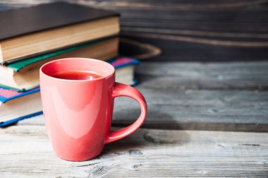 Sıcak kahve veya çay, kakao, çikolata Kupası ve kitap ile kopya alanı metin için