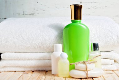 Sabun Bar ve sıvı. Şampuan, duş jeli, losyon. Havlu. Spa kiti