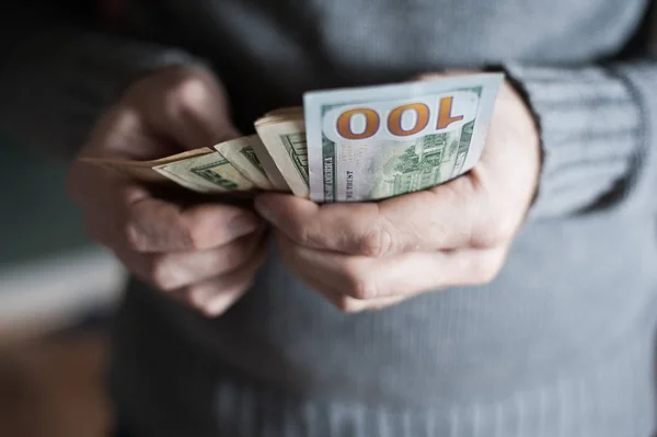 Primer plano de un hombre manos contando billetes de dólar —  Fotos de Stock