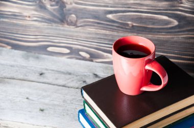 Kopya alanı metin için kitapla sıcak kahve veya çay, kakao, çikolata Kupası