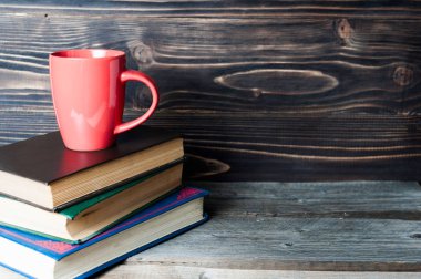 Kopya alanı metin için kitapla sıcak kahve veya çay, kakao, çikolata Kupası