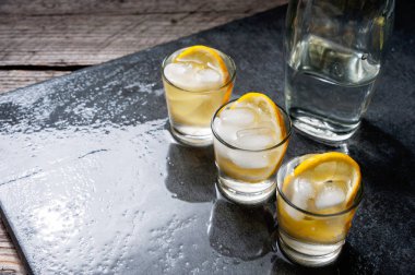 Bardak votka limon ve buz