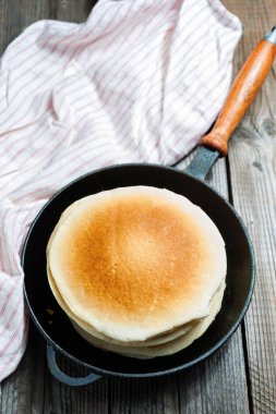 Bir dökme demir tava üzerinde krep yığını. Üstten Görünüm.