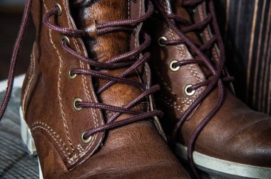 Çift veya çift yakın dantel detaylı olarak gösterilen kahverengi deri erkek ya da kadın yeni kuru temiz ayakkabılar, görünümünü kadar arka.