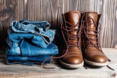 Ayakkabı ve kot yığını