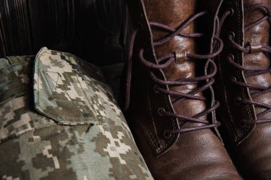 Askeri üniforması üzerinde ahşap arka plan ayarlamak, parçalara ayırması
