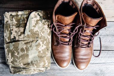 Ahşap zemin üzerinde askeri üniforma