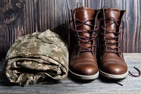 Askeri üniforması üzerinde ahşap arka plan belirleme