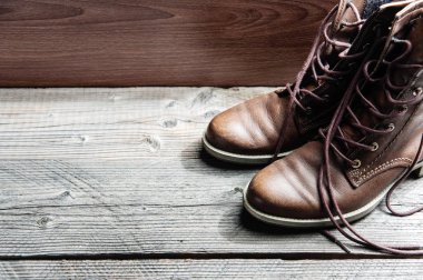 Kahverengi deri erkek ya da kadın yeni kuru temiz ayakkabı görünümü kapatın