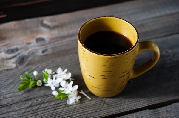 庭のテーブルの上にコーヒー カップ. — ストック写真