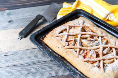 Ev yapımı Galette'ye, huysuz pasta elmalı ahşap tahta üzerinde