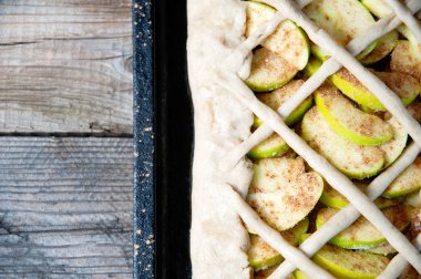 Ev yapımı elma çiğ börek