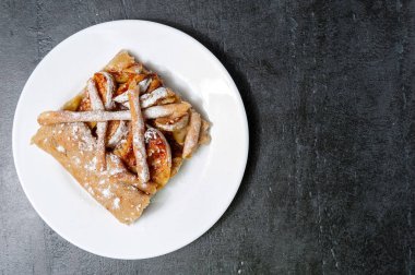 Apple Galette'ye, pasta, tart gri taş arka plan üstten görünüm üzerinde tarçın ile