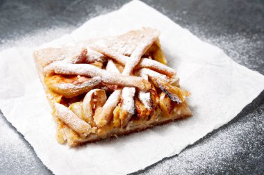 Tek kullanımlık kağıt tabakta elmalı turta. Çift kabuk elmalı turta tarçın ile