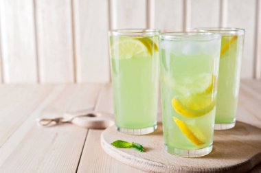 Mojito kokteyl veya limonata limon, nane ve buz küpleri ile. Geleneksel yaz içki yenileniyor.