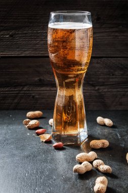 Bira ve ahşap zemin üzerine fıstık