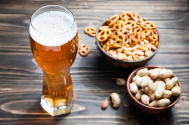 Çubuk kraker, kraker ve fındık ile bira,