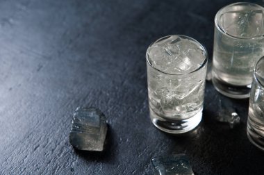 Bir bardak buz, closeup votka tonik, cin, tekila