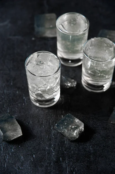 Vodka de close-up em um copo com gelo, Gim, tônico, tequila — Fotografia de Stock