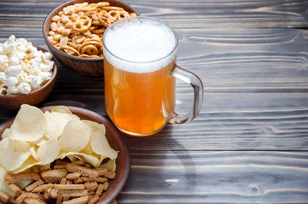 bira simit, saltsticks ve patates cipsi. Yukarıdan izlendi.