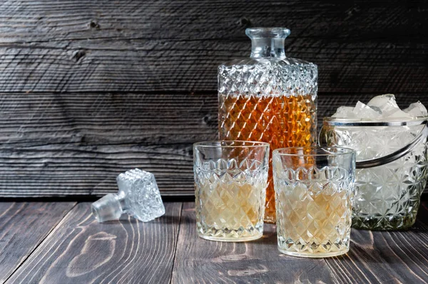Vidro e garrafa de licor duro como uísque, uísque, uísque ou conhaque em fundo de madeira com copyspace — Fotografia de Stock