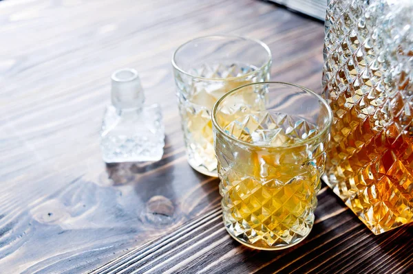 Uísque bourbon em vidro sobre fundo de madeira — Fotografia de Stock