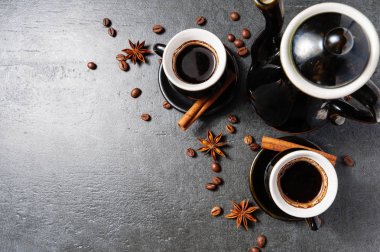 Üstten Görünüm kahve kupa Buhar anason yıldızlı ve tarçın üstten görünüm yapışır.
