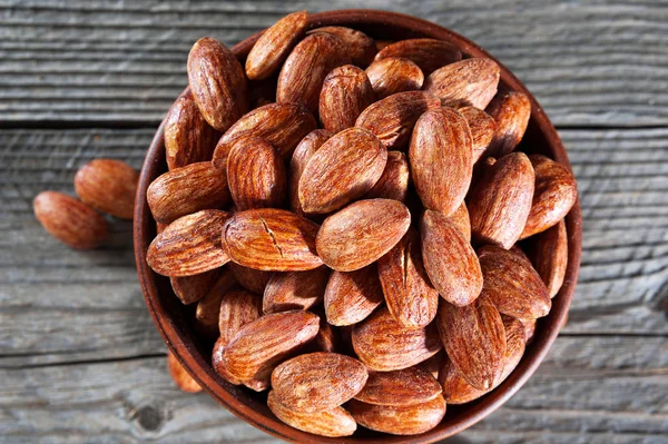 Üstten Görünüm hickory, ahşap bir masa üzerinde küçük bir kasede badem füme.