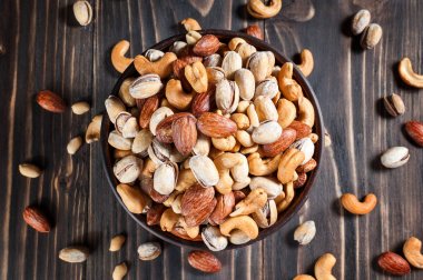 Karışık Kuruyemiş koyu arka plan üzerinde. Sağlıklı gıda ve snack.