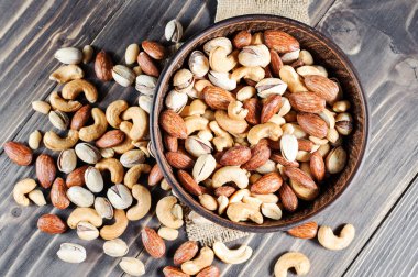 Karışık Kuruyemiş koyu arka plan üzerinde. Sağlıklı gıda ve snack.