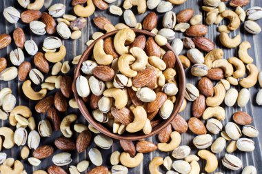 Karışık Kuruyemiş ahşap arka plan üzerinde. Sağlıklı gıda ve snack.