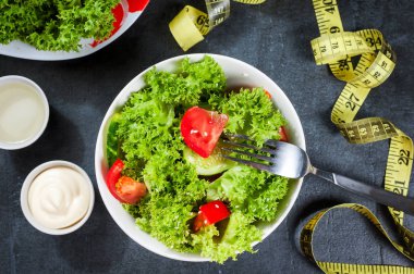 sağlıklı salata sarımsak krema sos veya yoğurt ve çatal, diyet kavramı