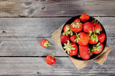 kahverengi ahşap masa üzerinde taze çilek