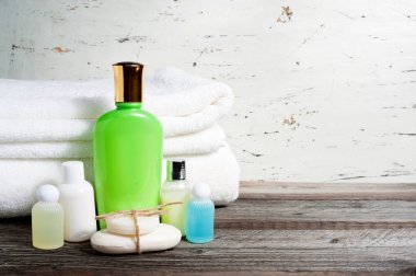 Banyo aksesuarları ve beyaz havlu. Sabun ve losyon. Güzellik Bakım aksesuarları Banyo için.