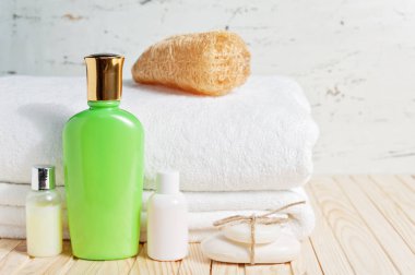 Banyo aksesuarları ve beyaz havlu. Sabun ve losyon. Güzellik Bakım aksesuarları Banyo için.