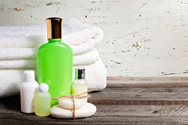 Sabun Bar ve sıvı. Şampuan, duş jeli, losyon. Havlu. Spa kiti