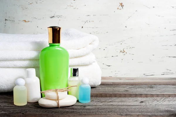 Banyo aksesuarları ve beyaz havlu. Sabun ve losyon. Güzellik Bakım aksesuarları Banyo için.