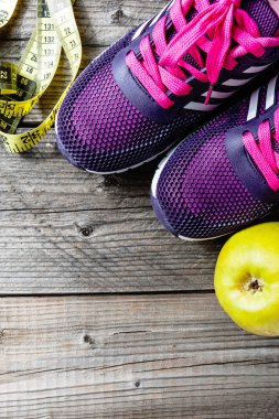 Spor ayakkabı, santimetre, yeşil elma. Kilo verme, sağlıklı yaşam konsepti