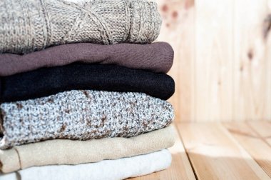 Kış giysileri örgü ve yün kazak ahşap arka plan üzerinde. Boşaltmak,.