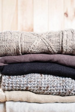 Yığın sıcak örme kazak ahşap iplikten kahverengi bej gri. Eko moda akrabalarımıköle tarzı. Doğal malzemeler