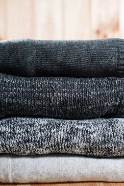 Kış giysileri örgü ve ahşap zemin üzerine yün kazak.