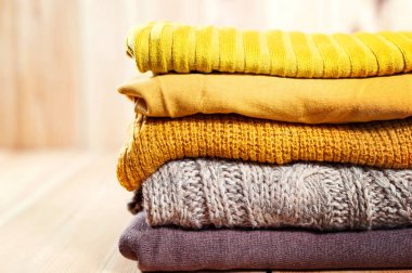 Örme sarı kadın kazak bir sürü güzel fotoğraf. Kadın moda. Sonbahar giyim.