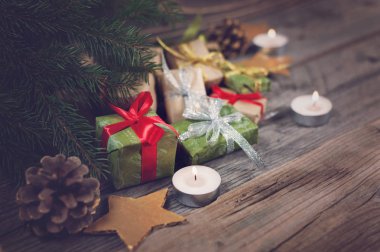 Noel hediye ahşap zemin çam dalları üzerine ile arka plan. Noel ve mutlu yeni yıl kompozisyon.