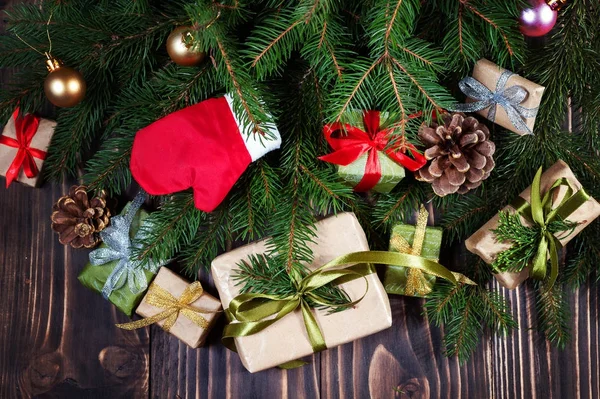 Ajándék a karácsonyfa közelében dobozok — Stock Fotó