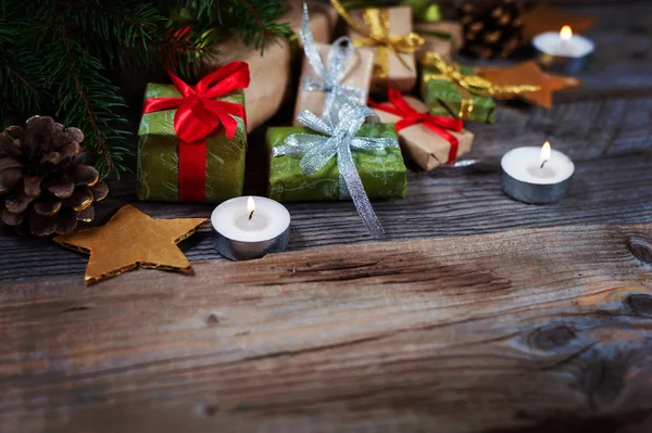 Sfondo natalizio con regalo su sfondo in legno con rami di abete. Natale e Felice Anno Nuovo composizione . — Foto Stock