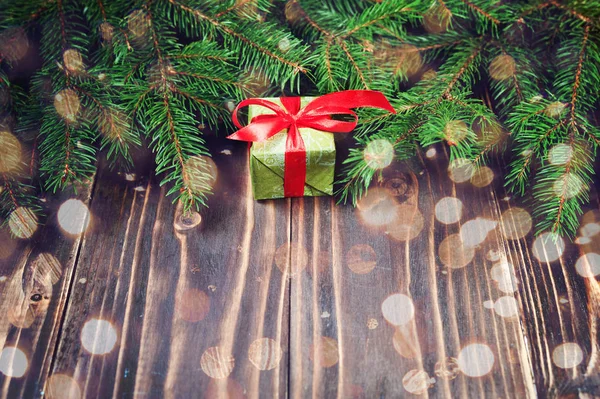 Karácsonyi díszdobozban. Karácsonyi ajándékokat, sötét fából készült asztal karácsonyfa piros szalaggal. Másolja a hely. — Stock Fotó