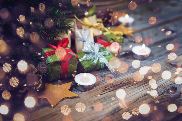 Karácsonyi ajándék, a fenyő ágak fa háttér háttér. Karácsonyt és boldog új évet összetétele. — Stock Fotó