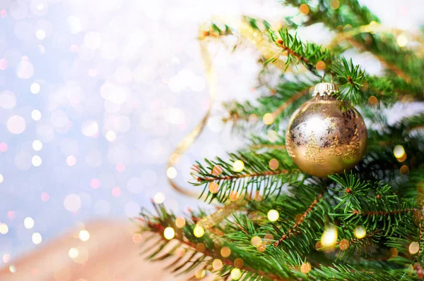 Noel altın dekor topları ile Ladin köknar ağacı. Tatil arka plan.